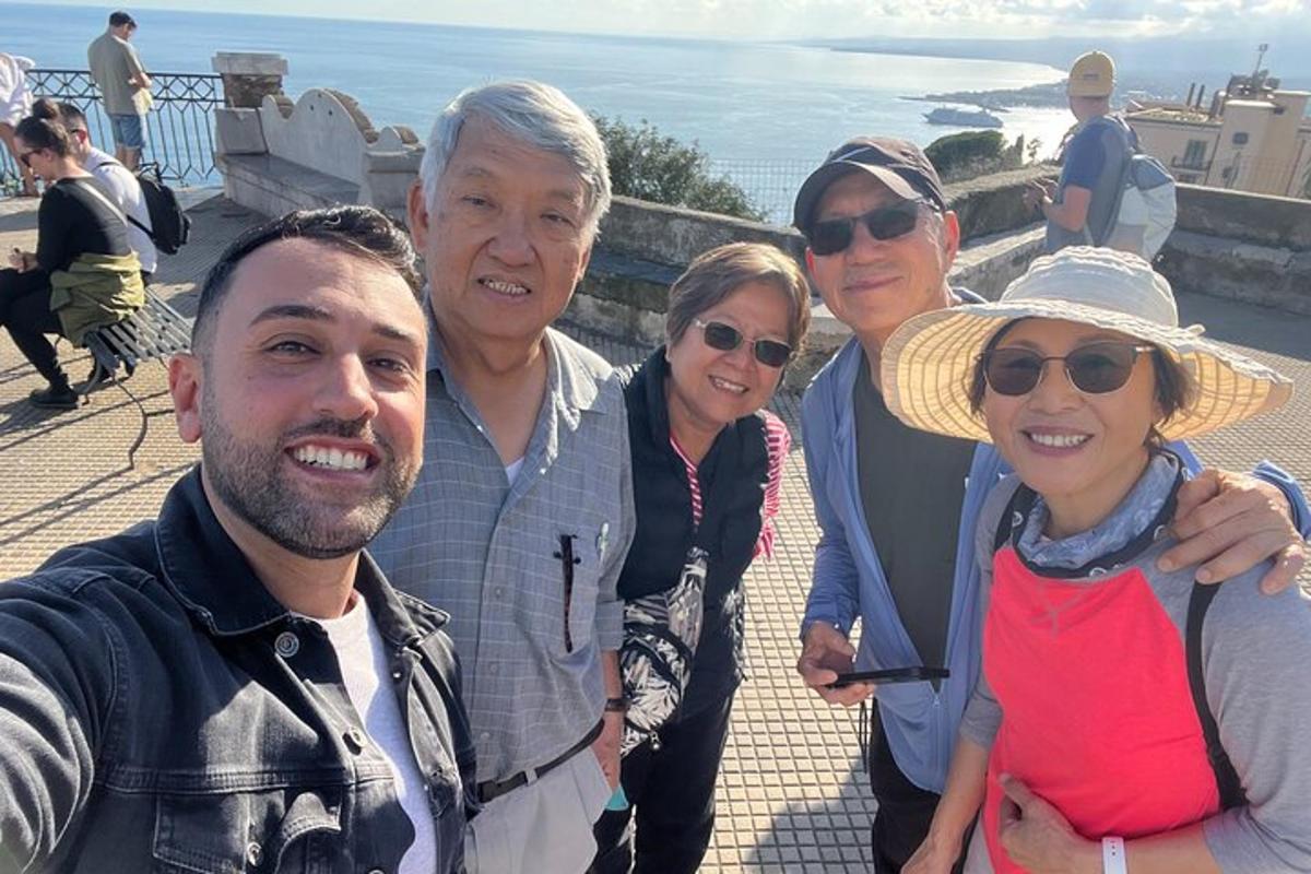 un gruppo di persone che posano per una foto