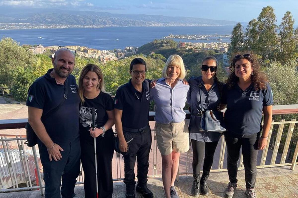 un gruppo di persone in posa per una foto su un balcone
