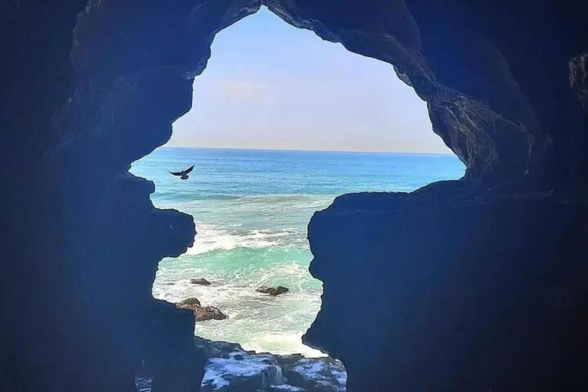 uma vista do oceano de uma caverna