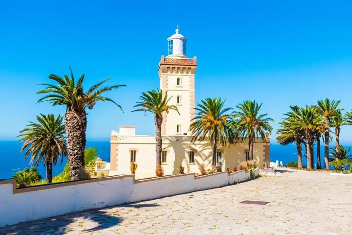 svetilnik na plaži s palmami