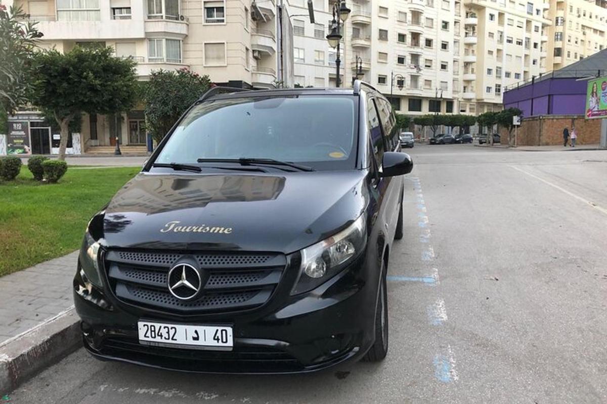 musta auto pysäköitynä kadun laitaan
