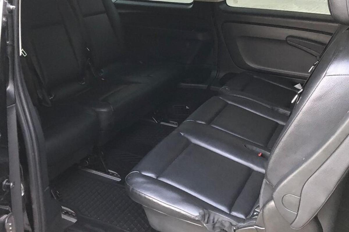 kursi belakang mobil dengan pintu terbuka