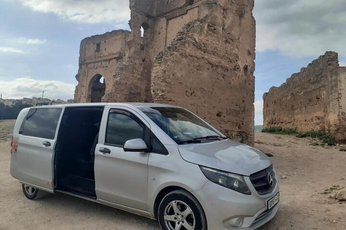 bel kombi parkiran pred staro stavbo