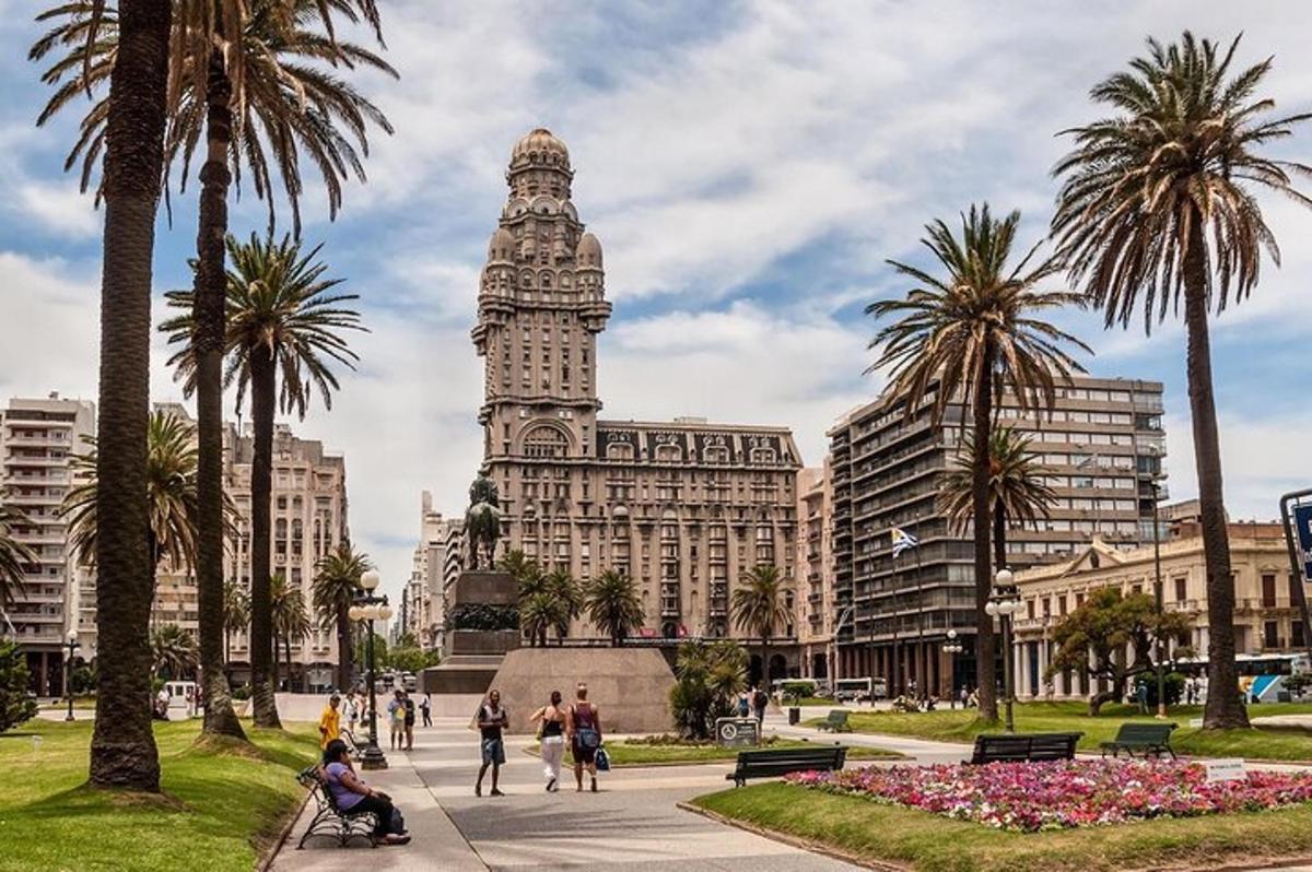 una ciutat amb palmeres i un edifici alt