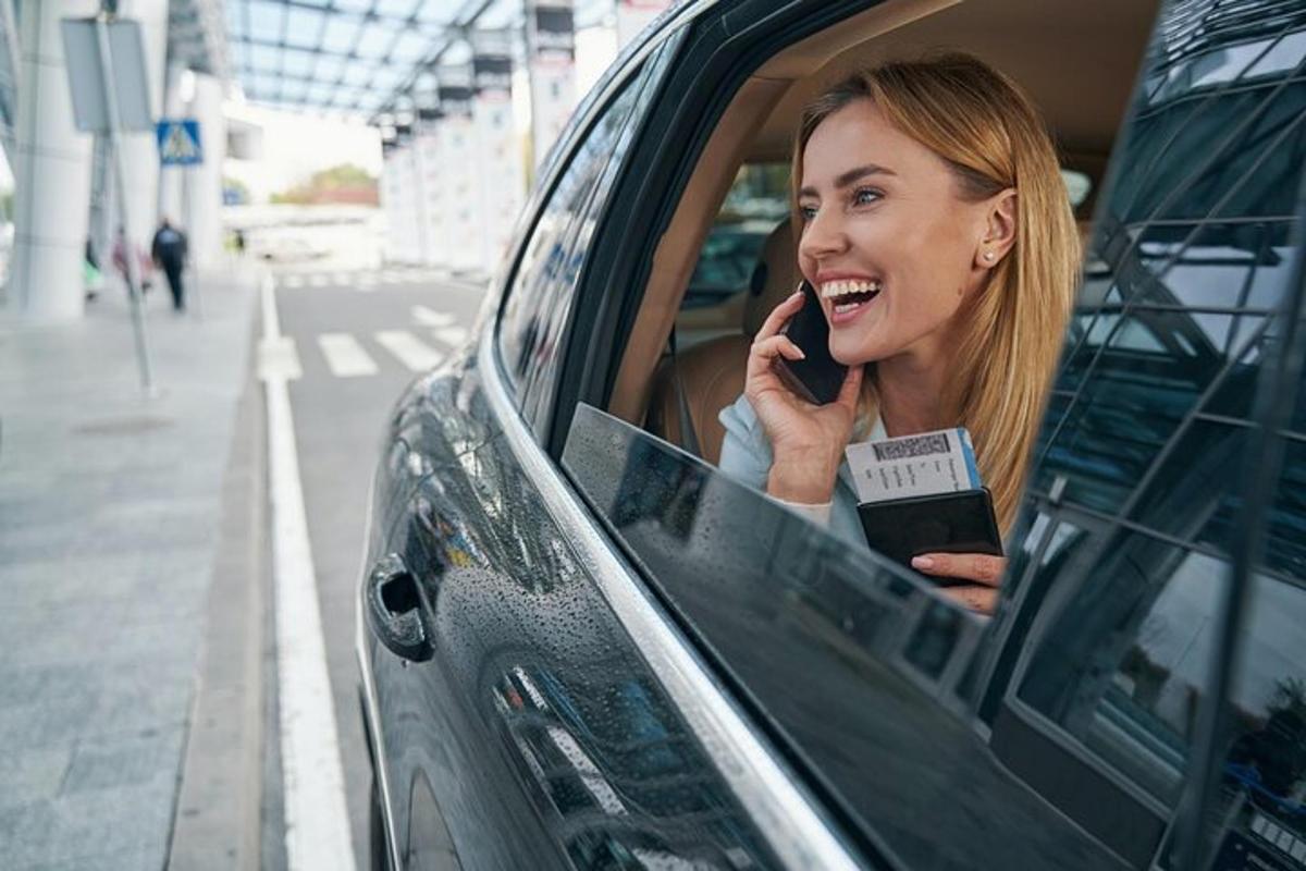 žena sedící v autě a telefonující