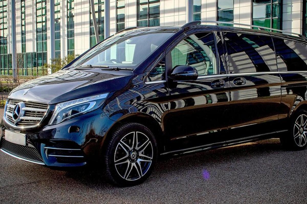 mobil biru dan hitam diparkir di depan sebuah gedung
