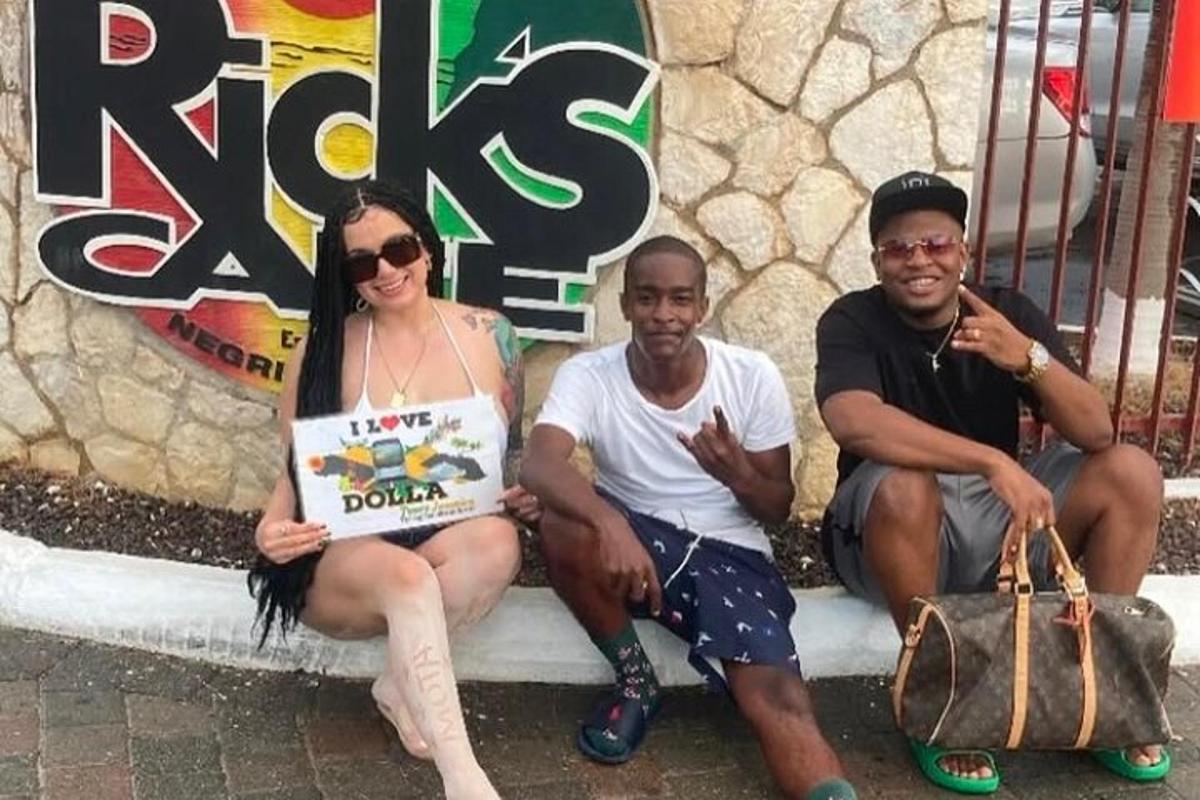 un grupo de tres personas sentadas en un banco