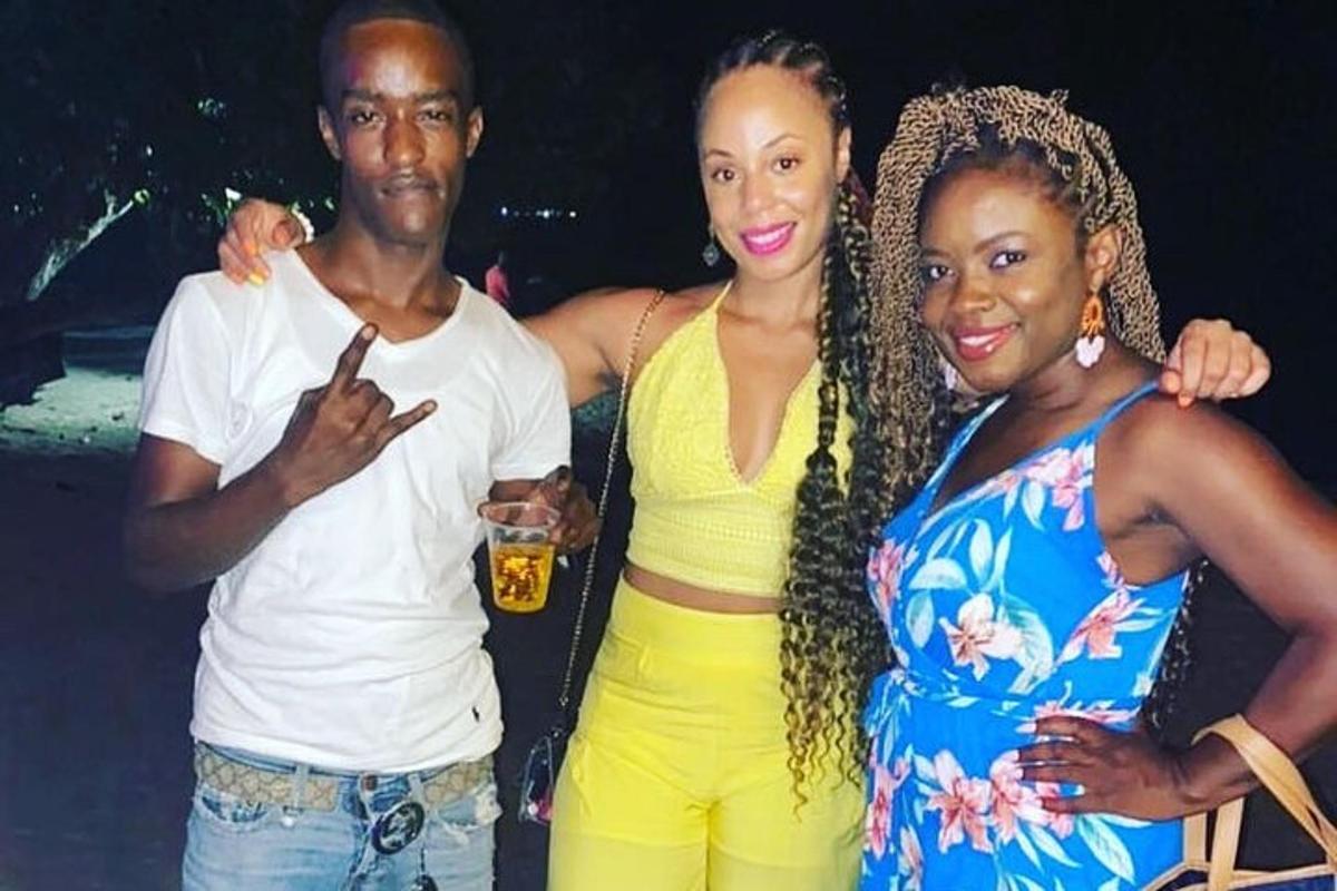Un grupo de personas posando para una foto en una fiesta.