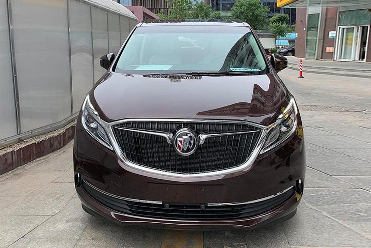 sebuah mobil hitam terparkir di jalan kota