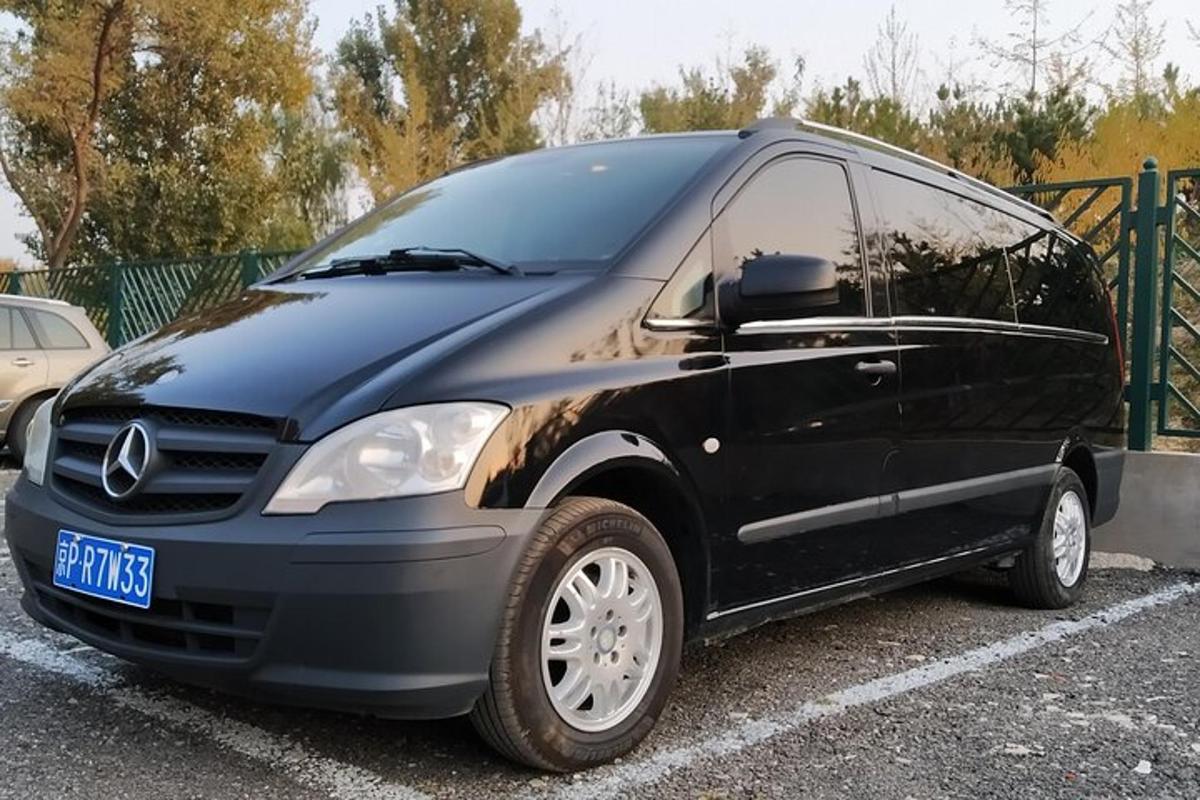 sebuah mobil van hitam diparkir di tempat parkir