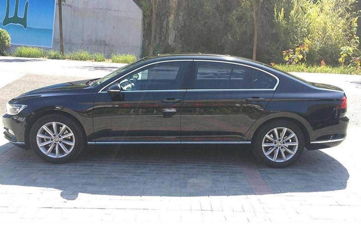Un coche negro estacionado en un estacionamiento