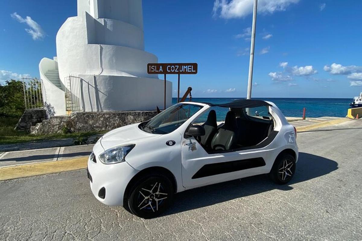 bílé chytré auto zaparkované u oceánu
