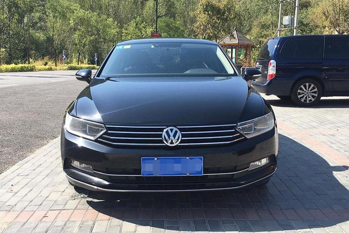 černé auto zaparkované na parkovišti