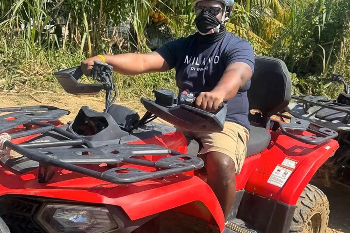 en mann med maske på seg som sitter på en firhjuling