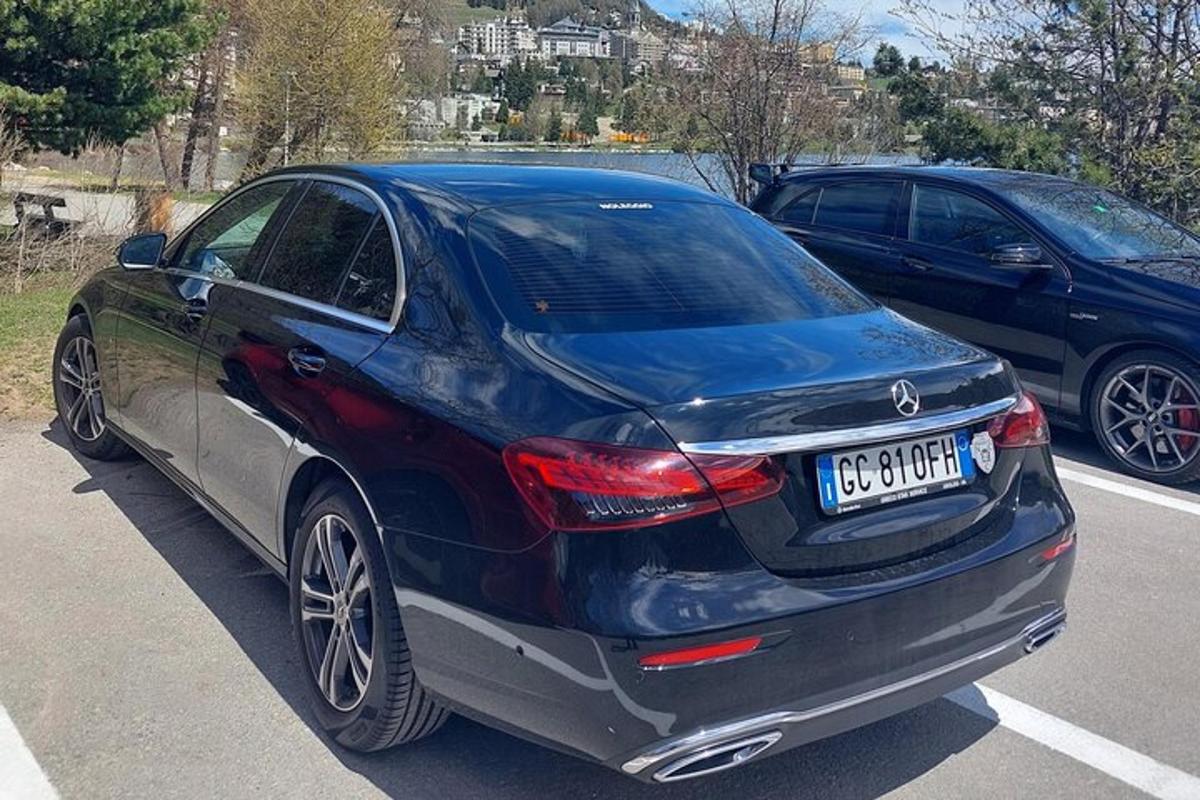 синій автомобіль, припаркований на парковці