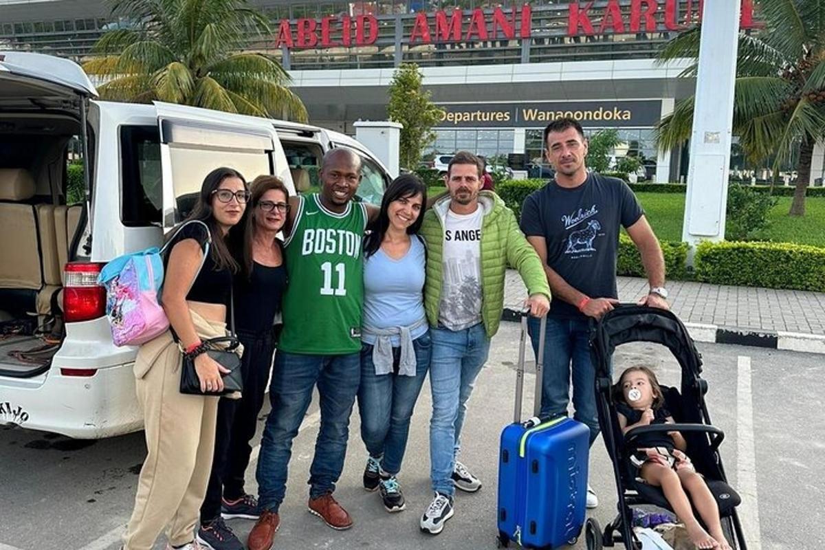 un grup de persones posant per a una foto davant d'una furgoneta