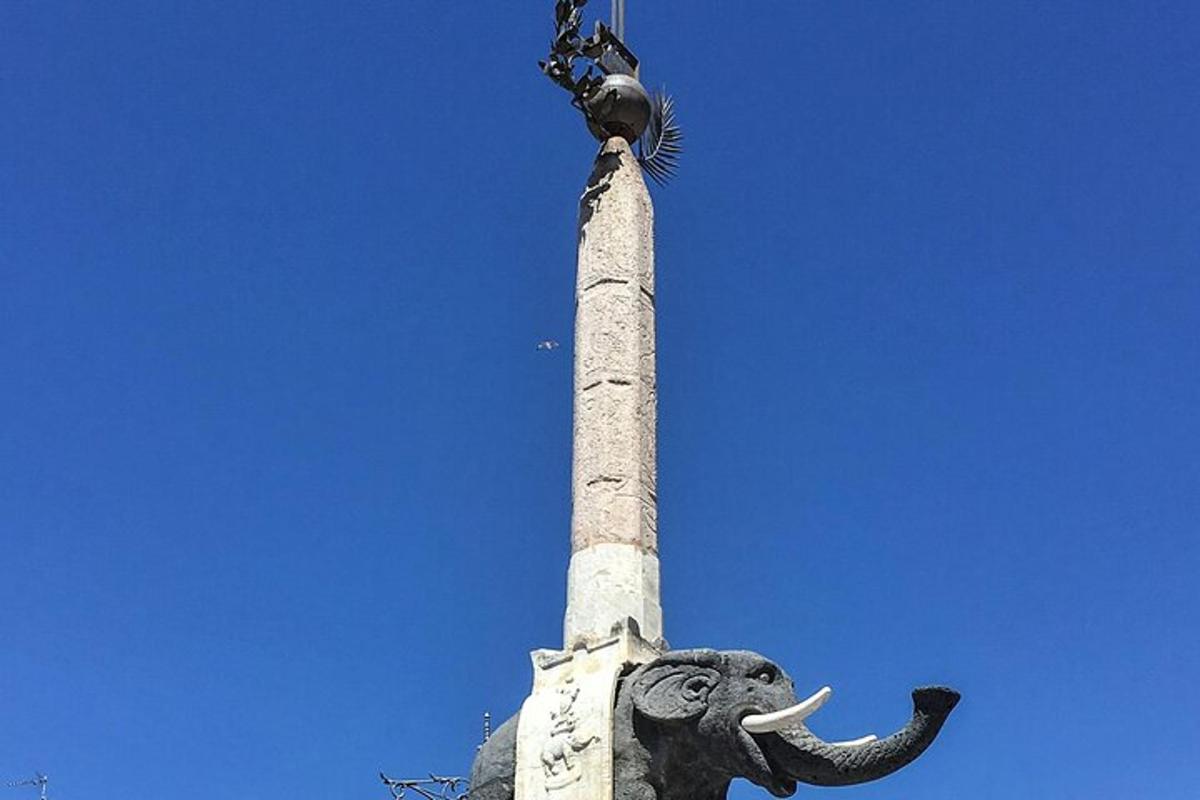 egy elefánt szobor egy rúd tetején