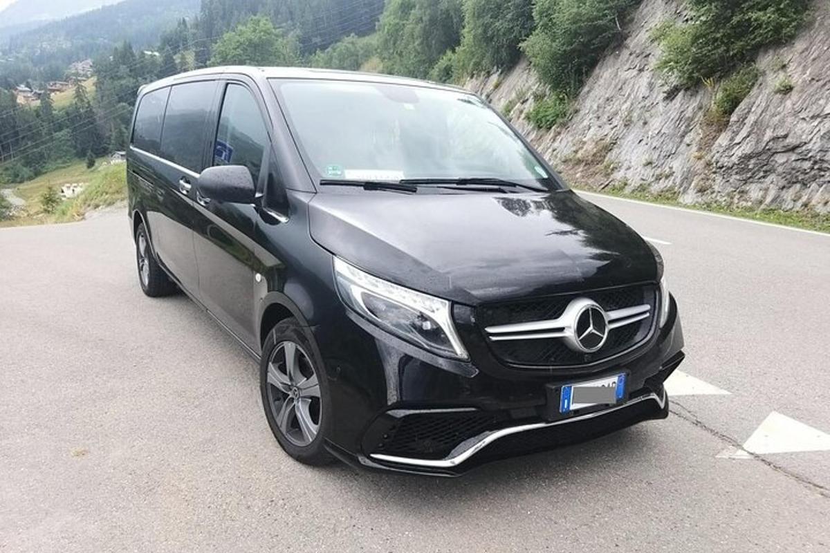un cotxe negre està aparcat a la carretera