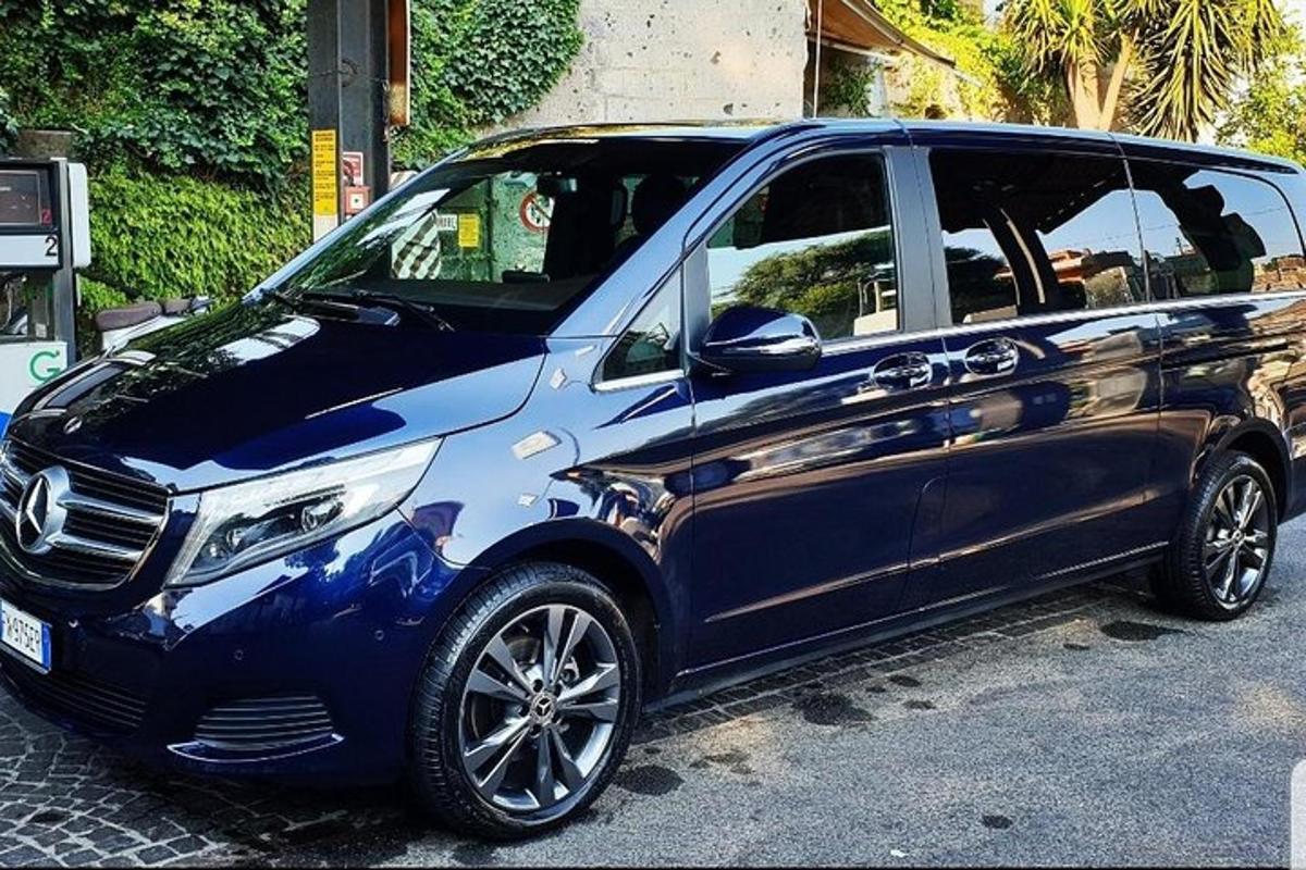 un'auto blu parcheggiata in un parcheggio