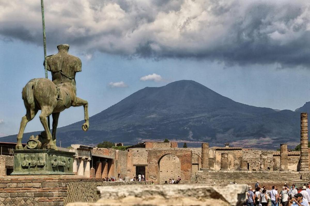 una statua di un uomo a cavallo con una montagna sullo sfondo
