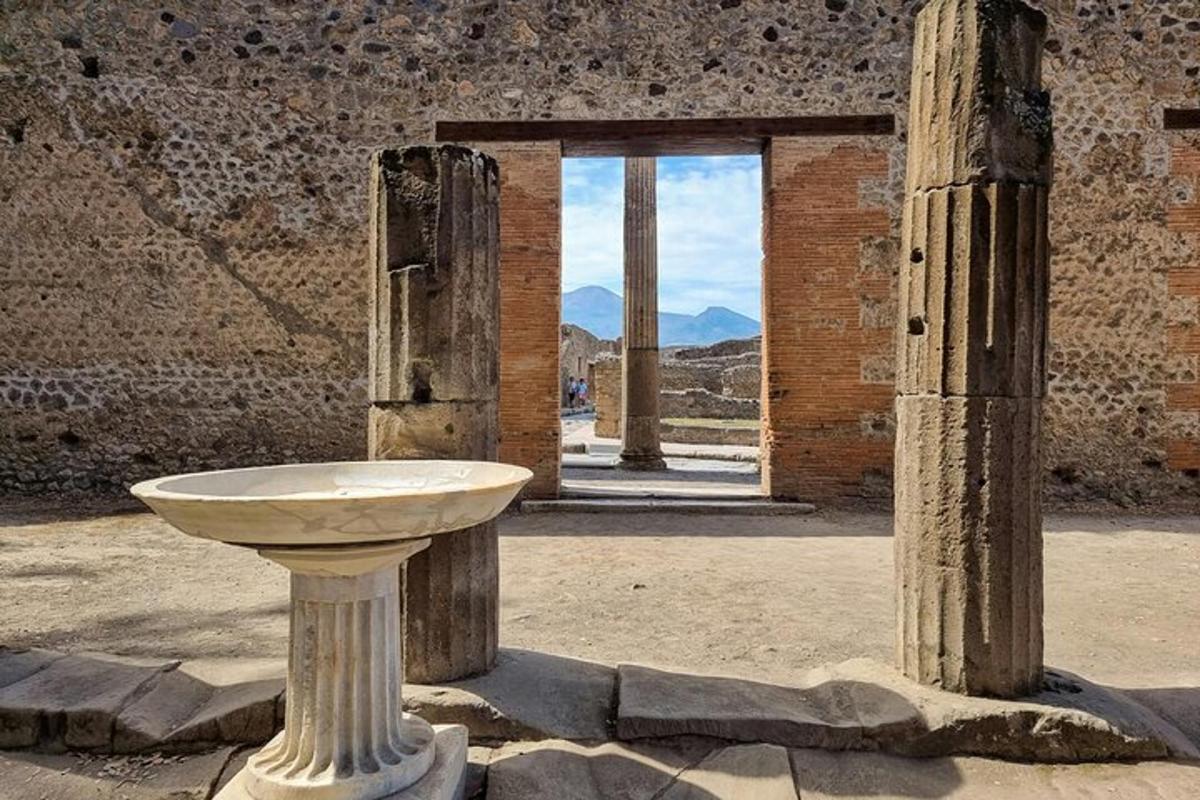 un lavandino in pietra in un vecchio edificio con una finestra