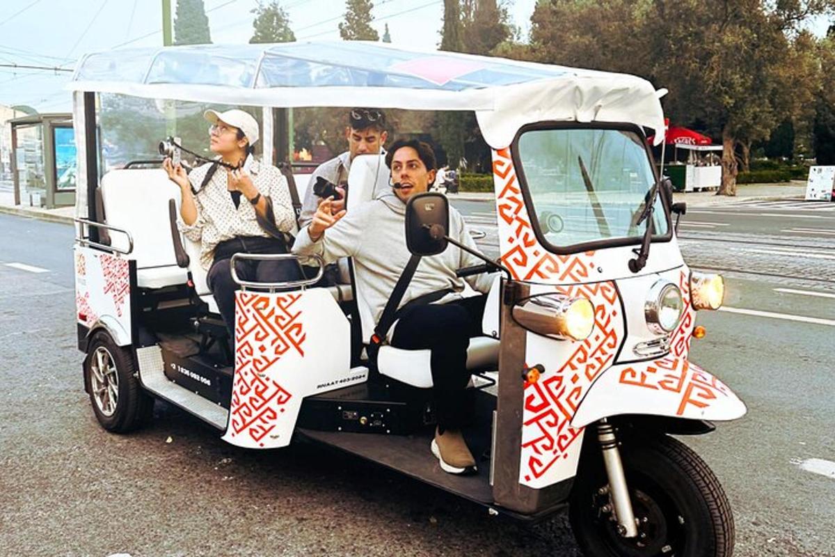 egy csoport ember golfkocsiban utazik
