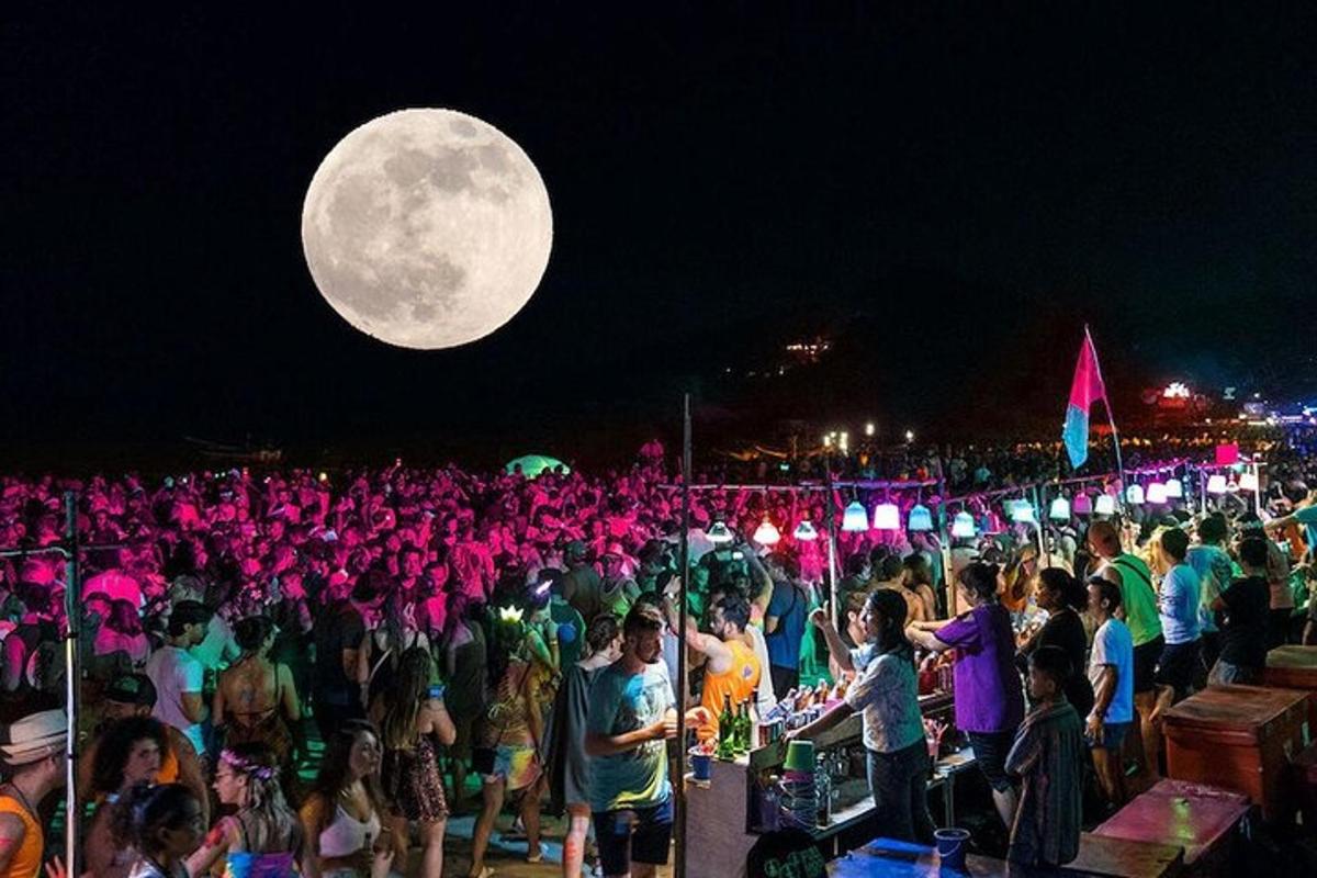 velký dav lidí na festivalu za úplňku