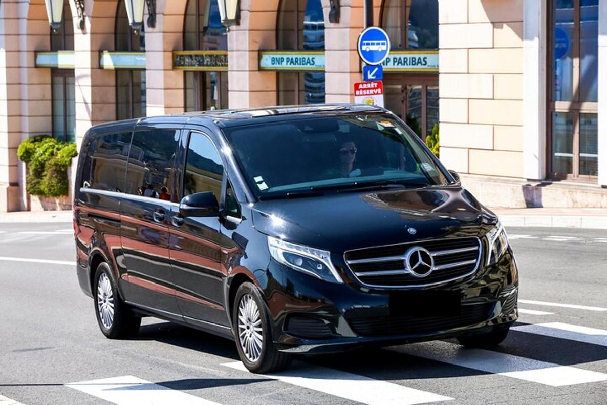 Acedes Benz sendibíll er lagður á götu í borginni.