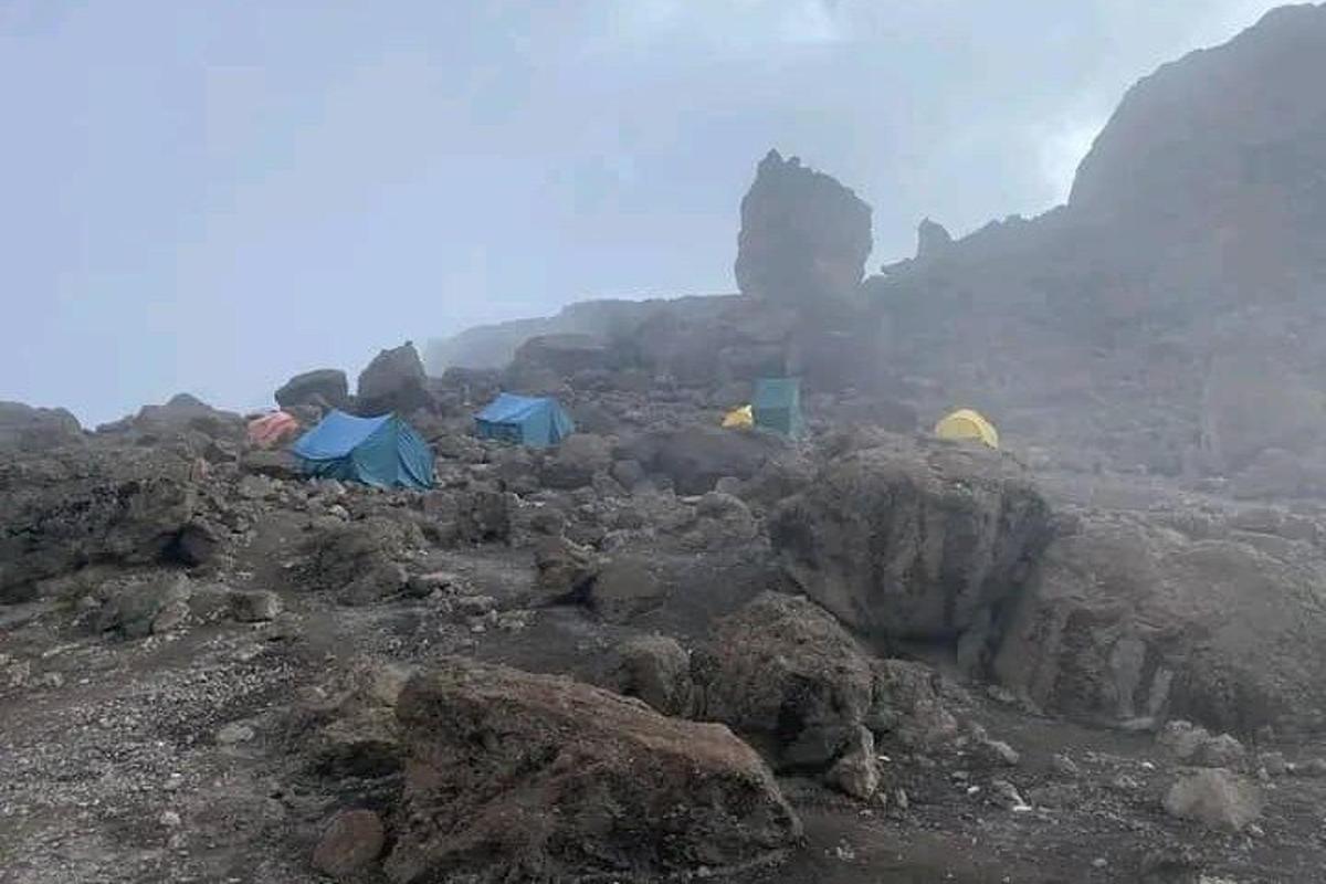sekumpulan khemah di atas gunung