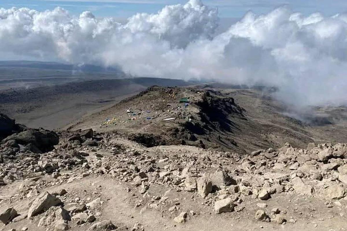gunung dengan awan di atasnya