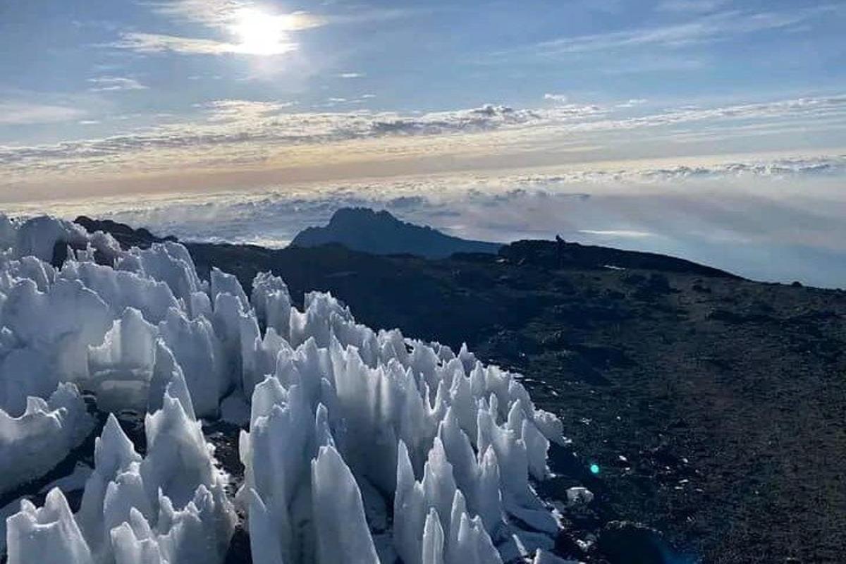 sekumpulan pembentukan ais di atas gunung