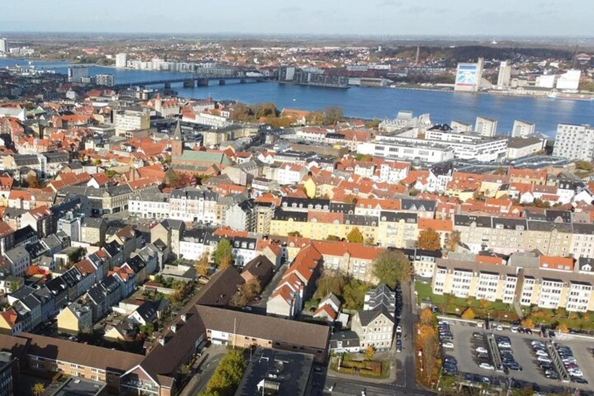 Letecký pohled na město s budovami a řekou