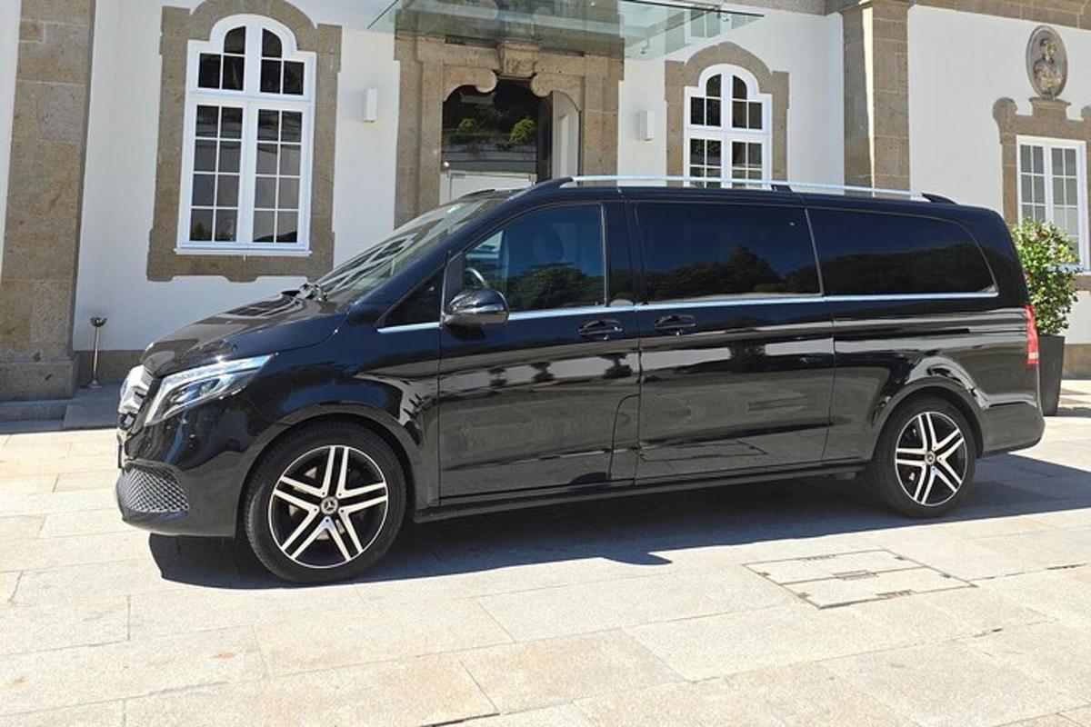 un furgone nero parcheggiato davanti a un edificio