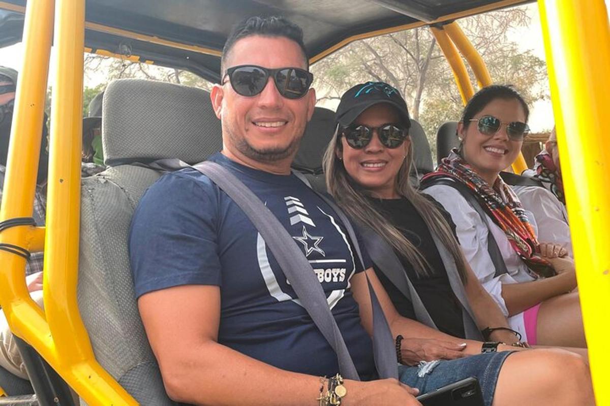 un gruppo di persone sedute su un autobus