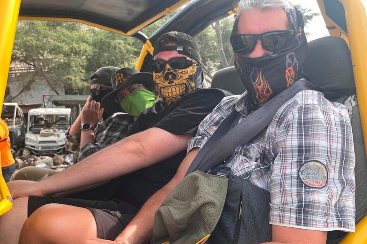 due uomini che indossano maschere antigas seduti in un'auto