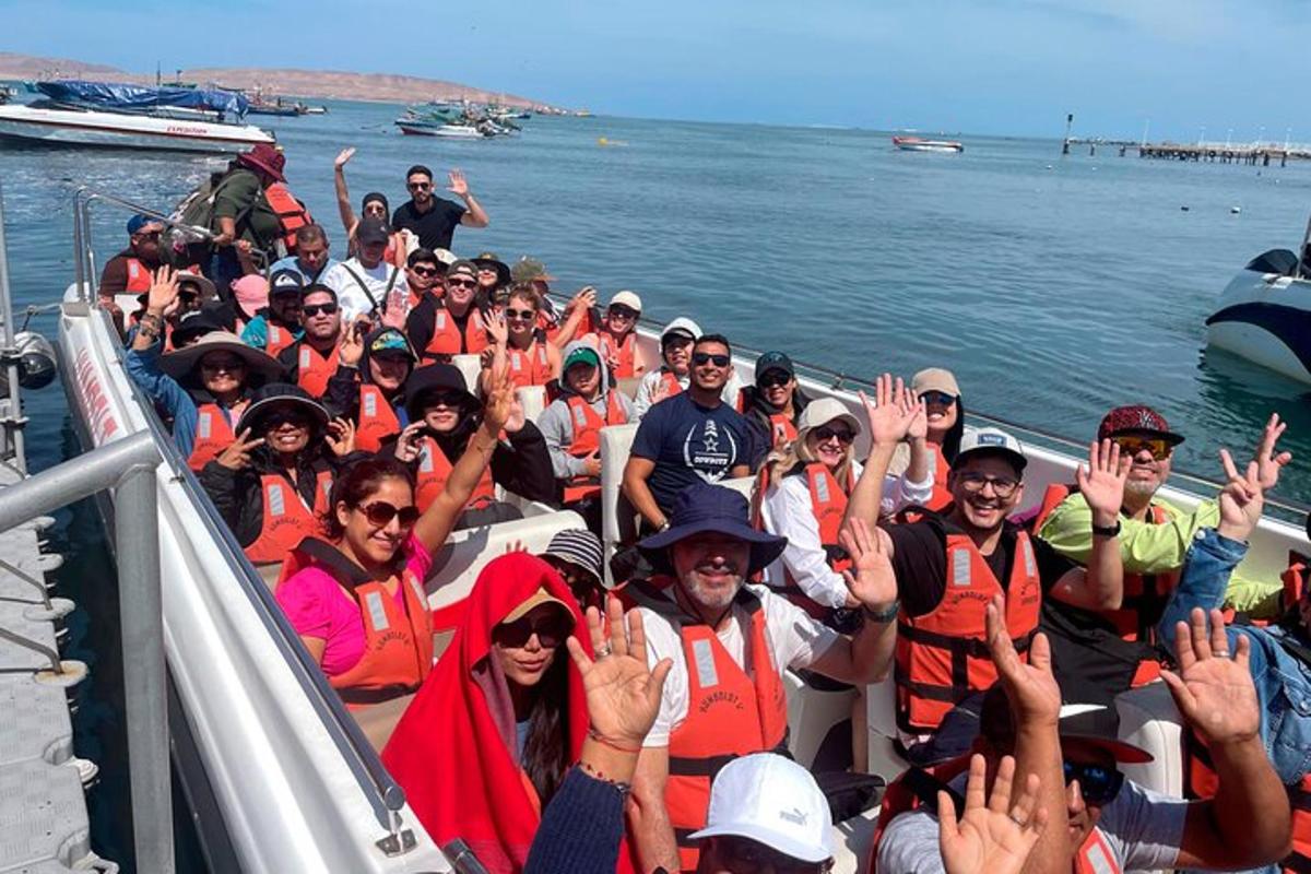 un gruppo di persone su una barca in acqua