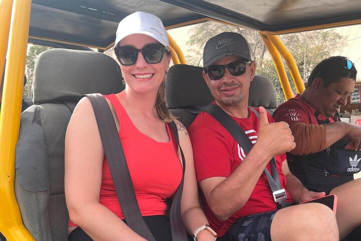 un uomo e una donna seduti in un veicolo