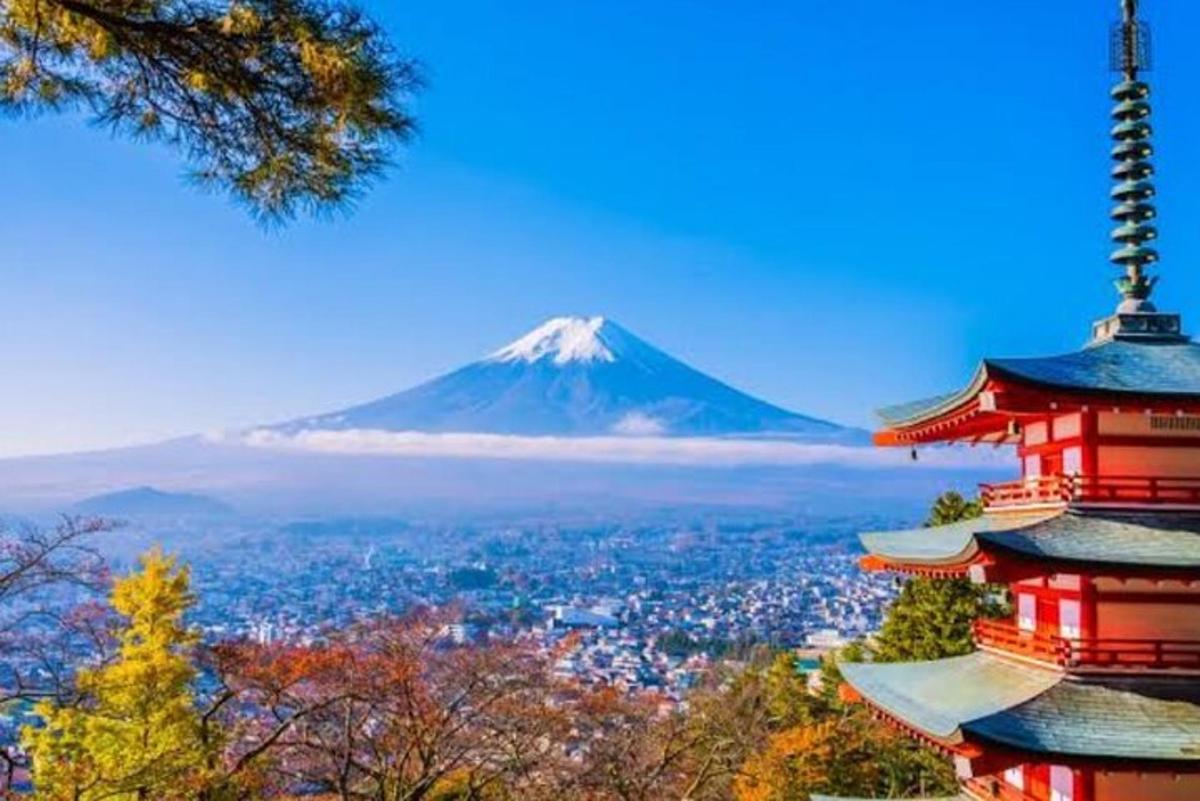 una pagoda con una montagna sullo sfondo