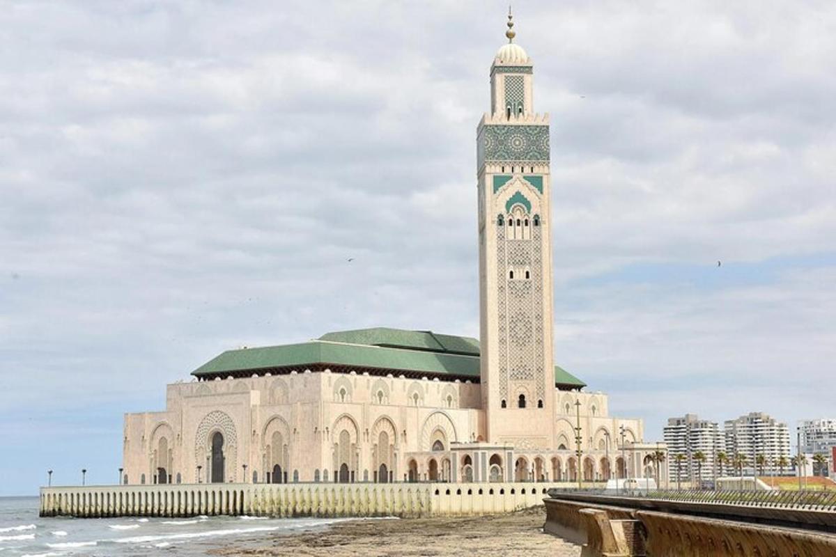 um grande edifício com uma torre do relógio na praia