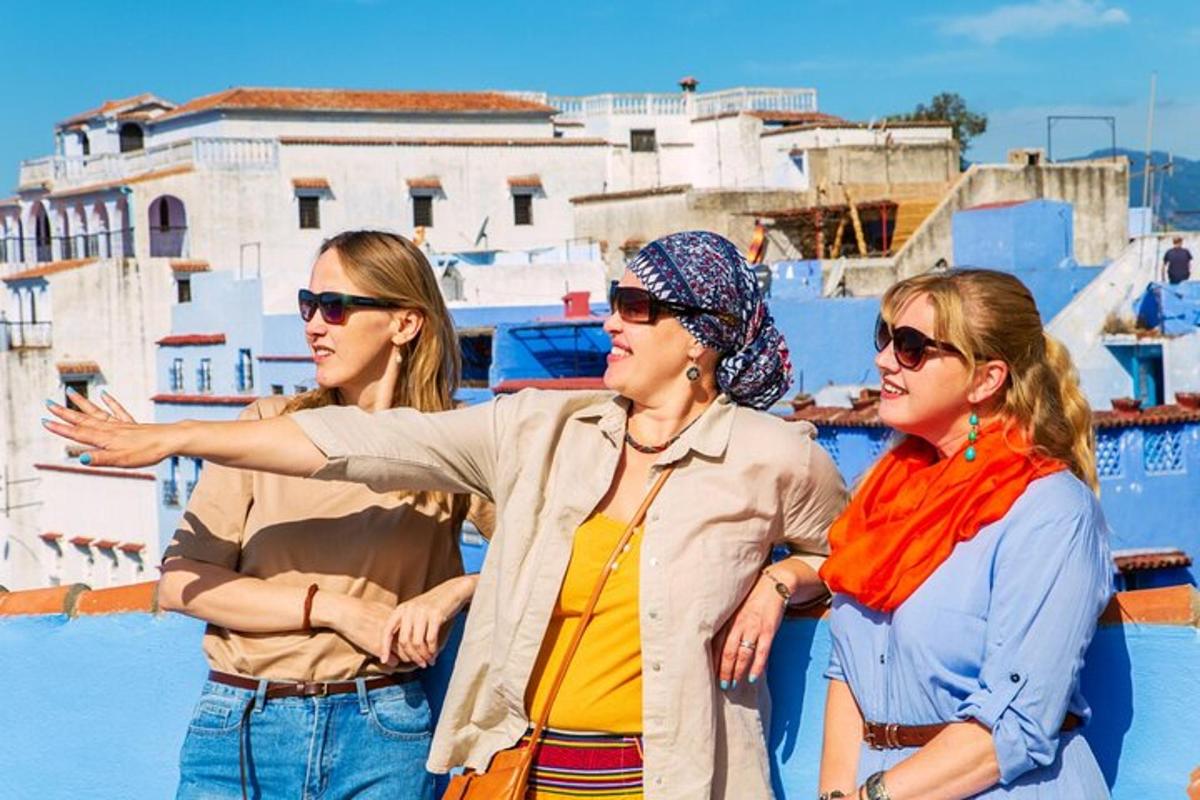 un gruppo di tre donne in piedi una accanto all'altra