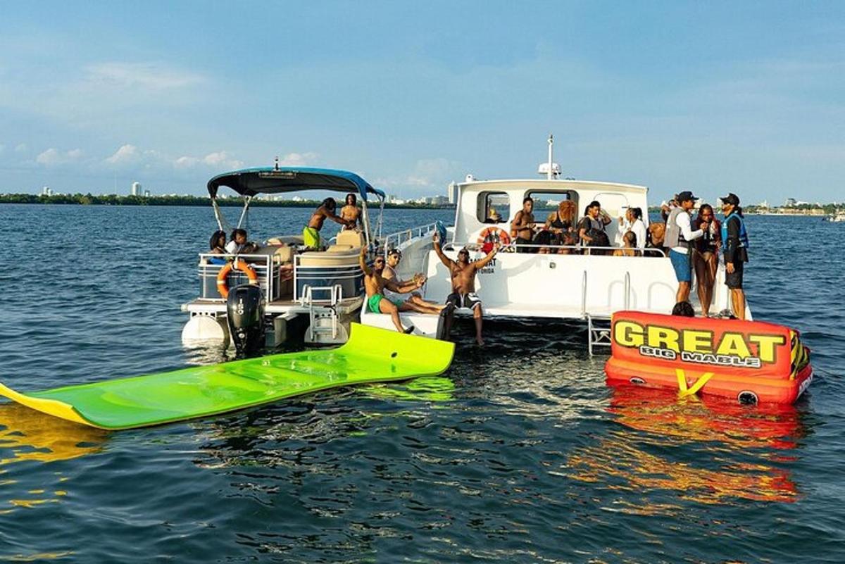 un grupo de personas en un barco en el agua