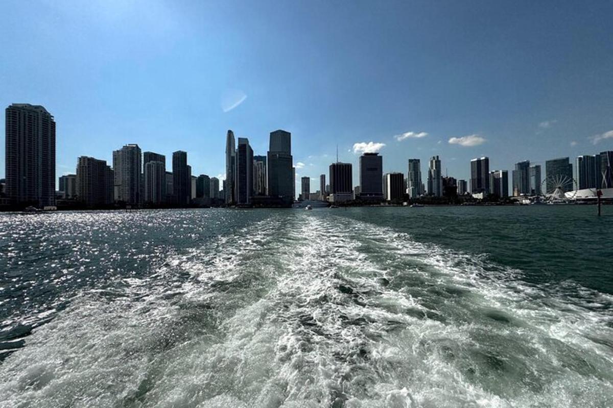 un barco en el agua frente a una ciudad