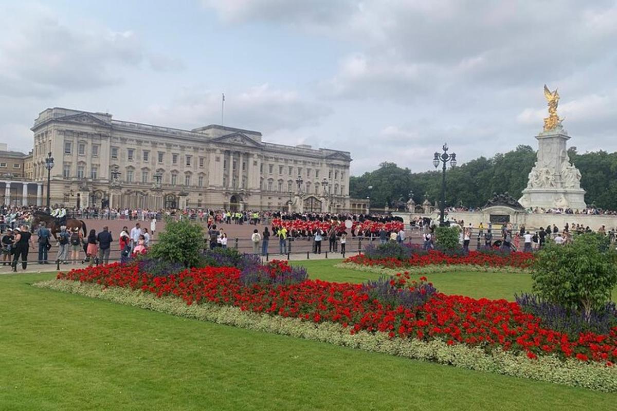 un gran edifici amb un parc amb flors al davant
