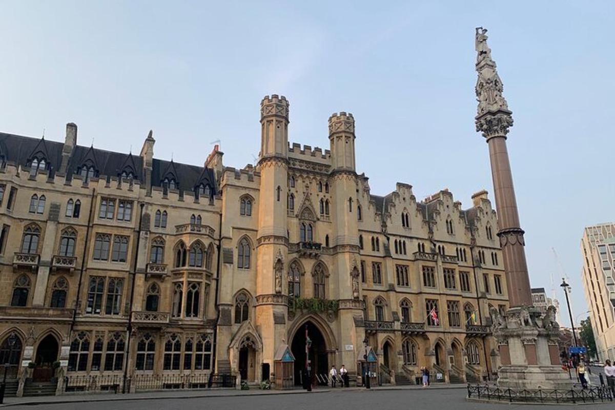 un gran edifici amb un pal davant