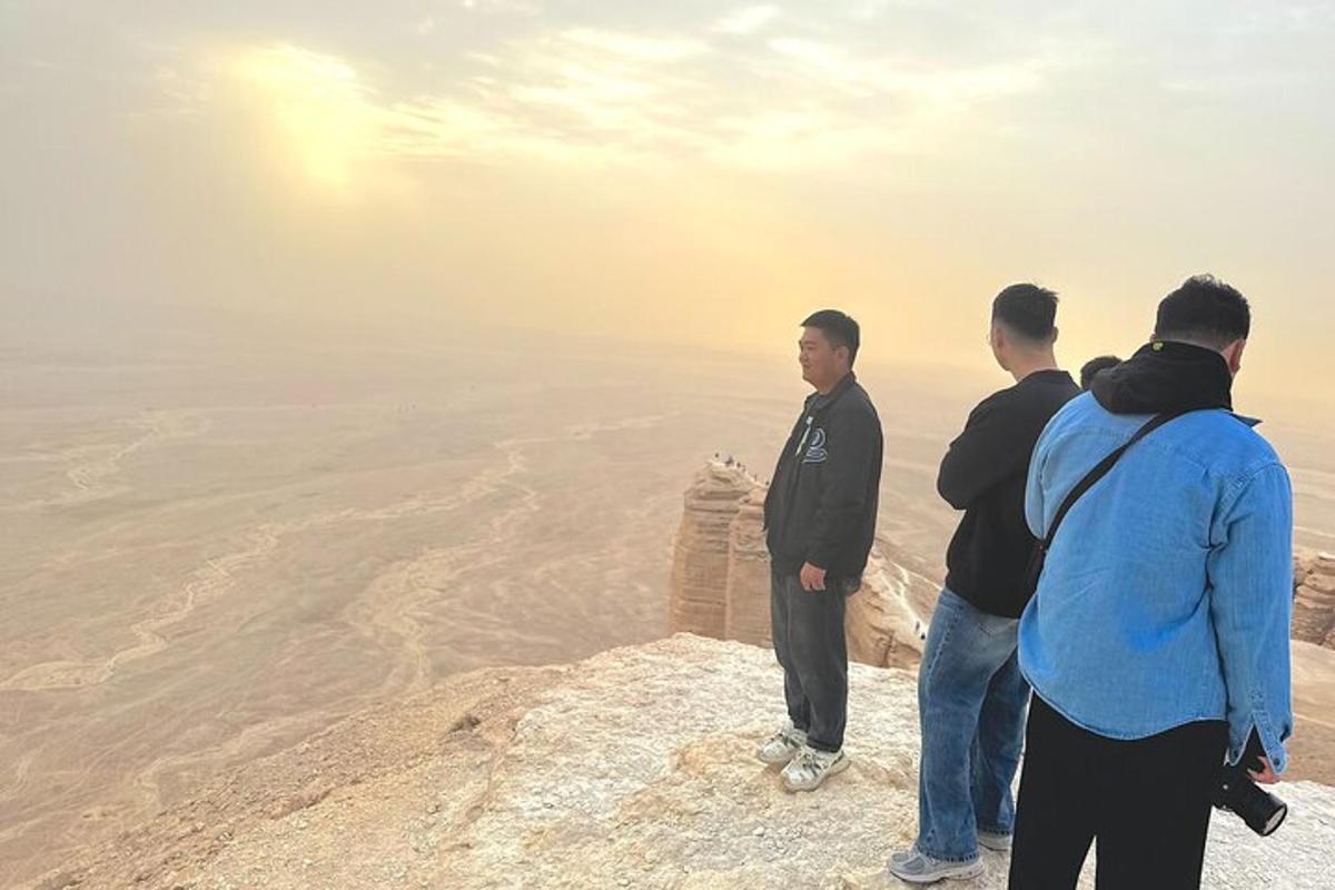 un gruppo di uomini in piedi sulla cima di una montagna