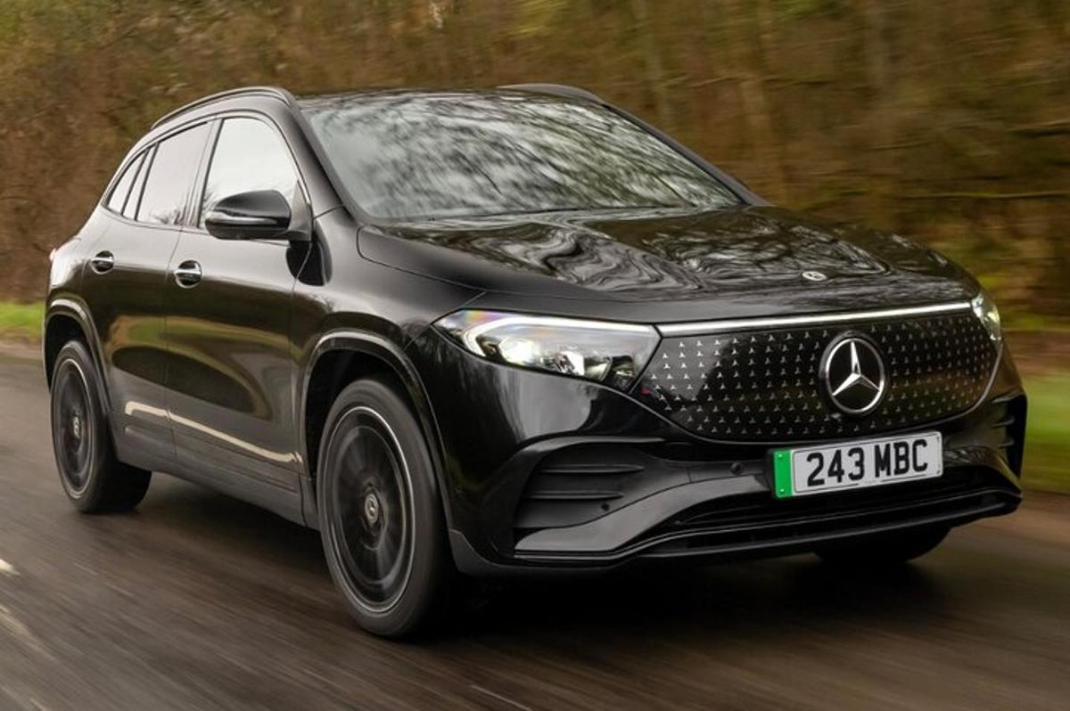 un SUV Mercedes Benz nero che percorre una strada