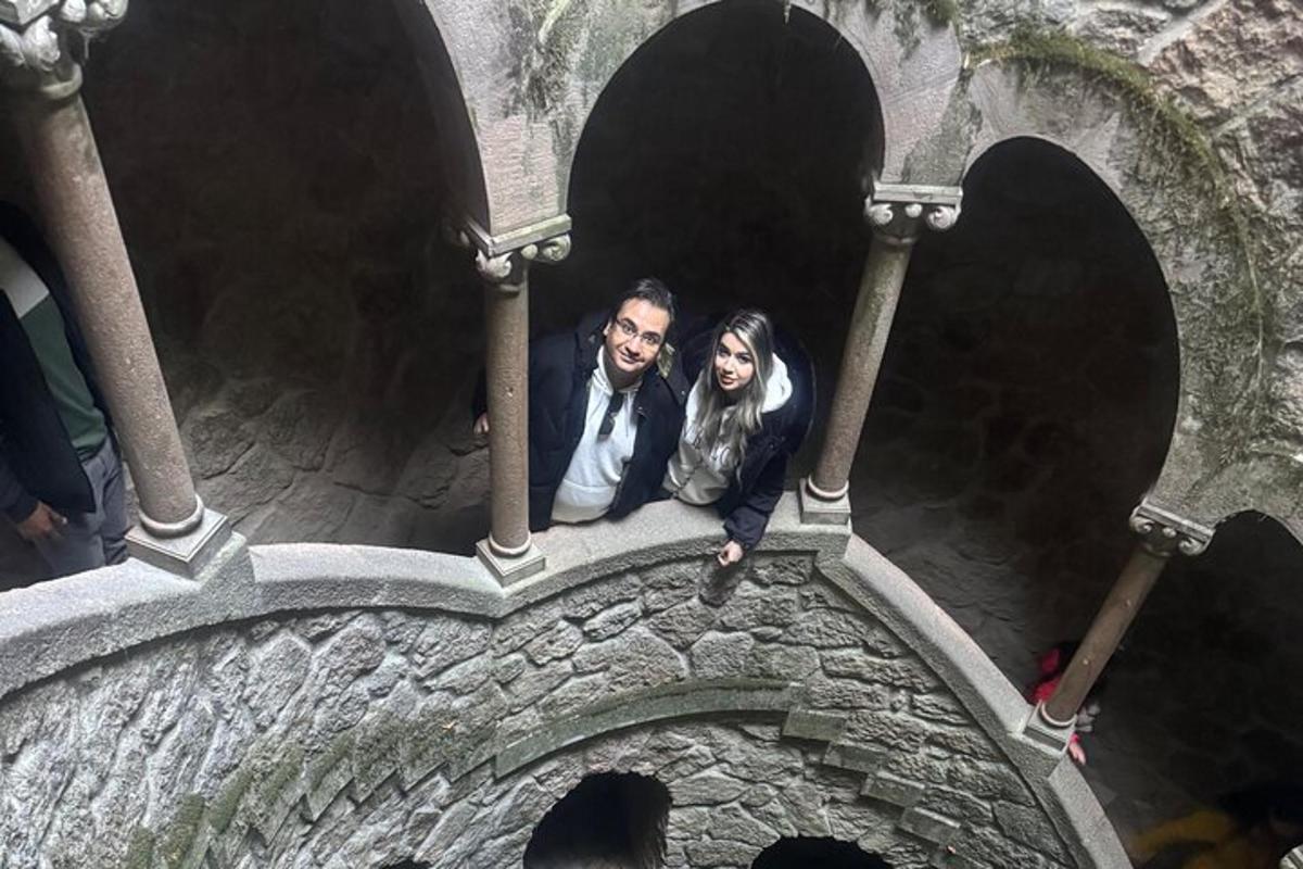 un uomo e una donna seduti in cima a un tunnel