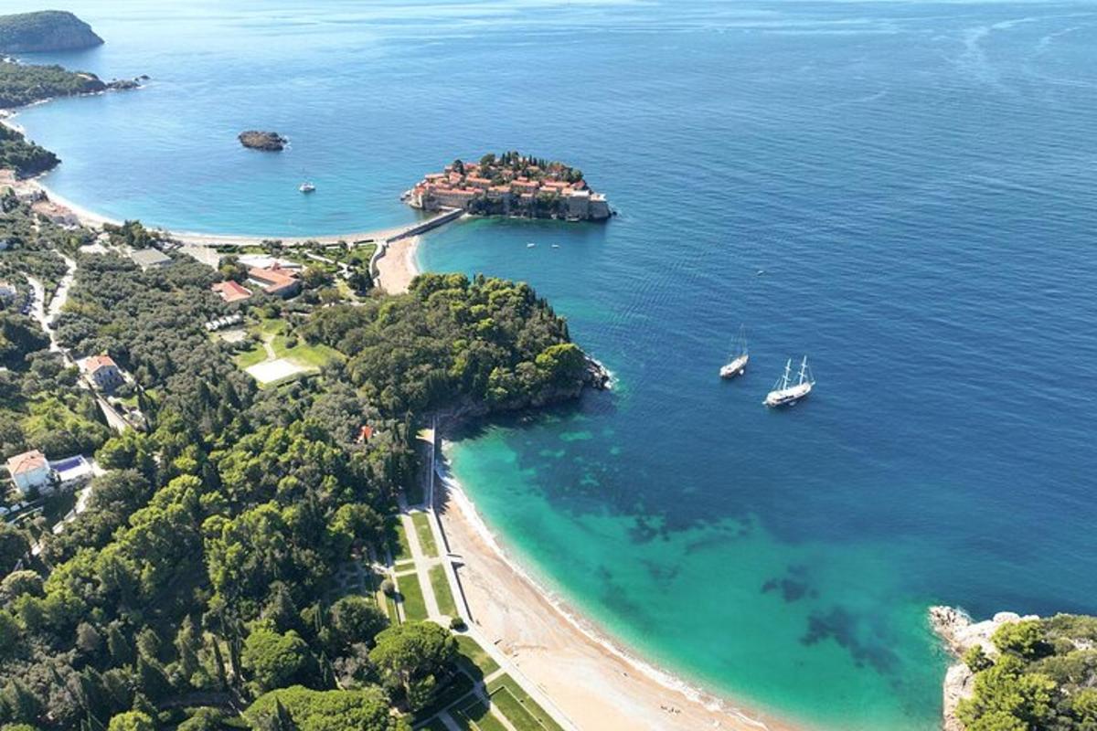 un'isola nell'oceano con una barca in acqua