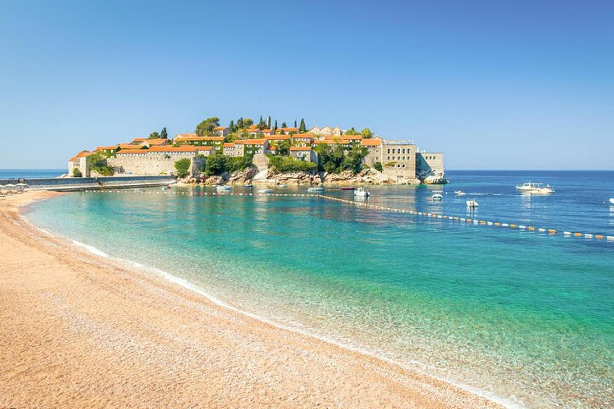 una spiaggia con un gruppo di edifici in acqua