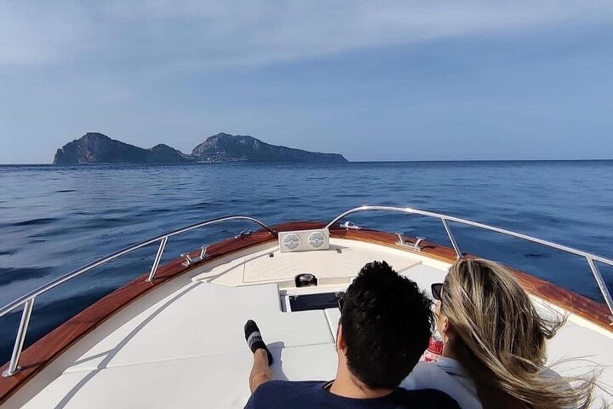 seorang pria dan wanita di atas perahu di air